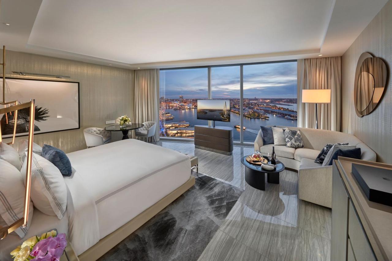 Crown Towers Sydney Hotell Exteriör bild A guest room at the Four Seasons Hotel