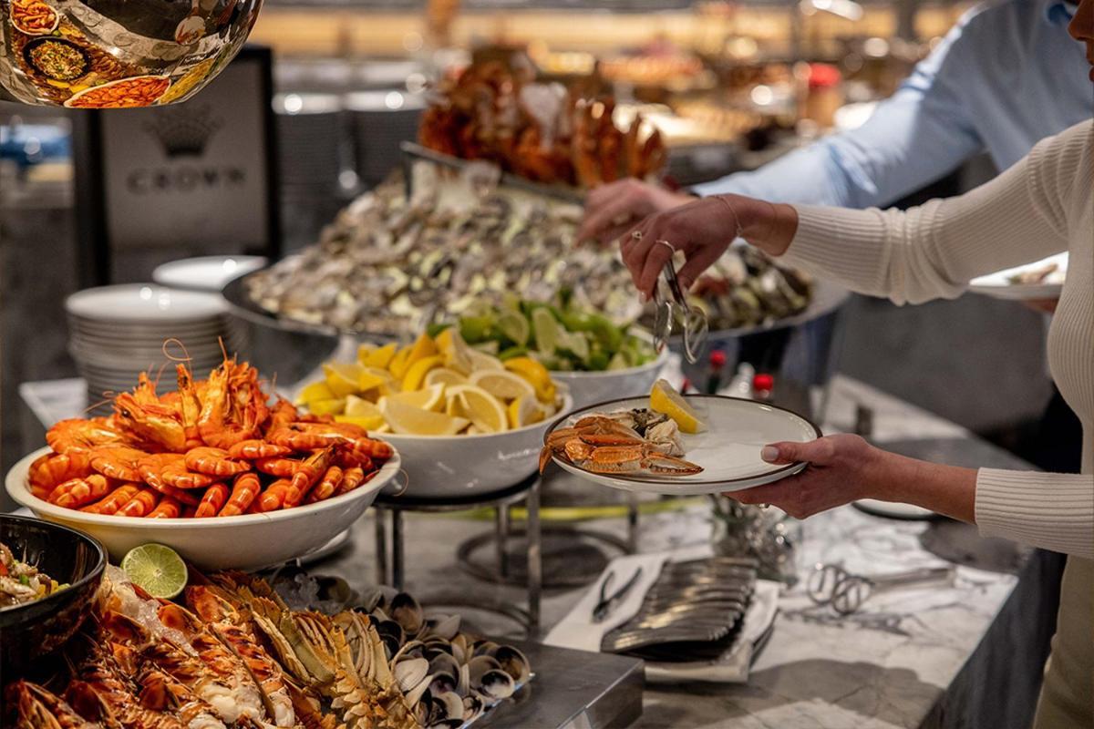 Crown Towers Sydney Hotell Exteriör bild A buffet at a restaurant