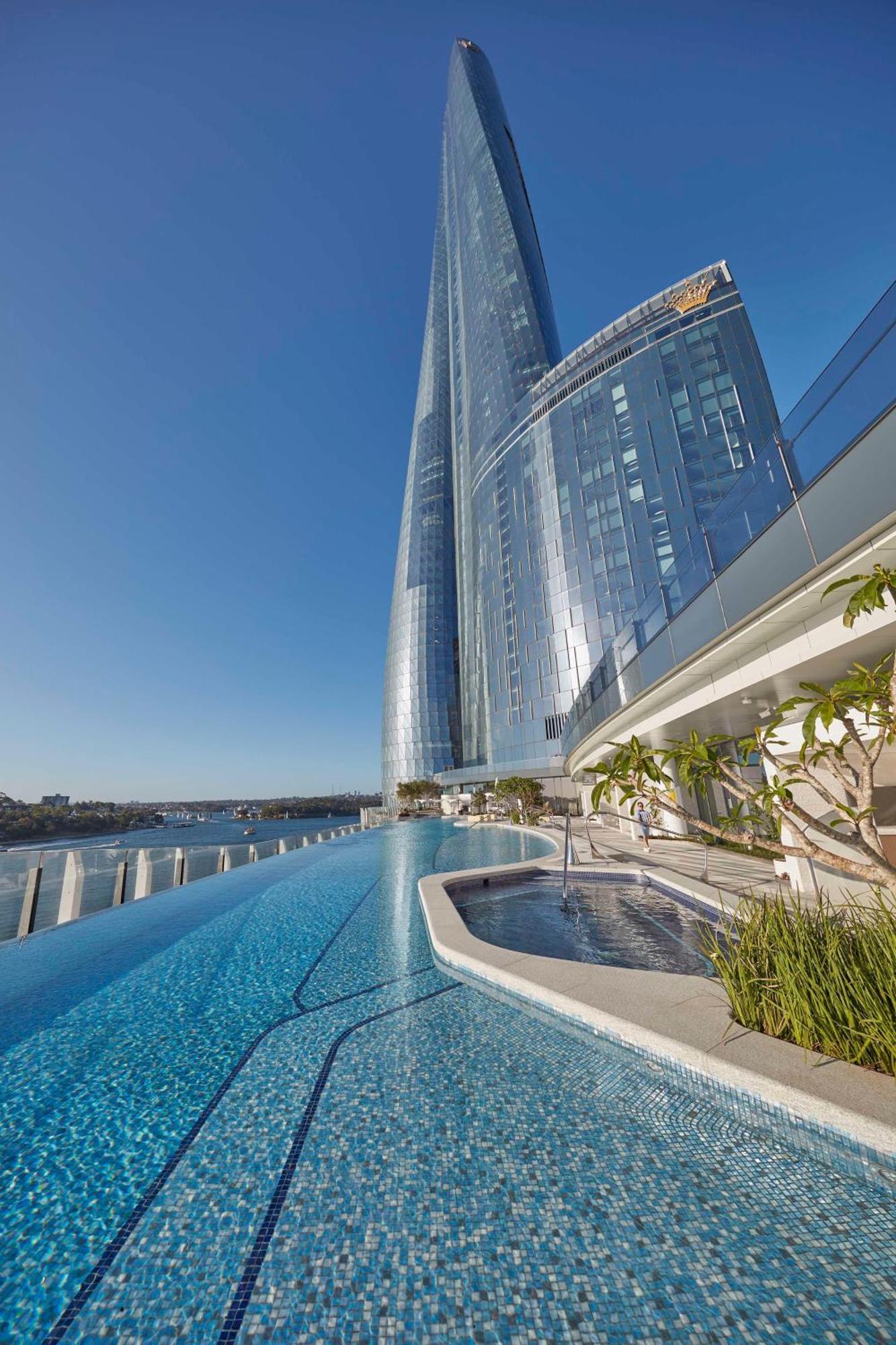 Crown Towers Sydney Hotell Exteriör bild The pool at the top of the tower